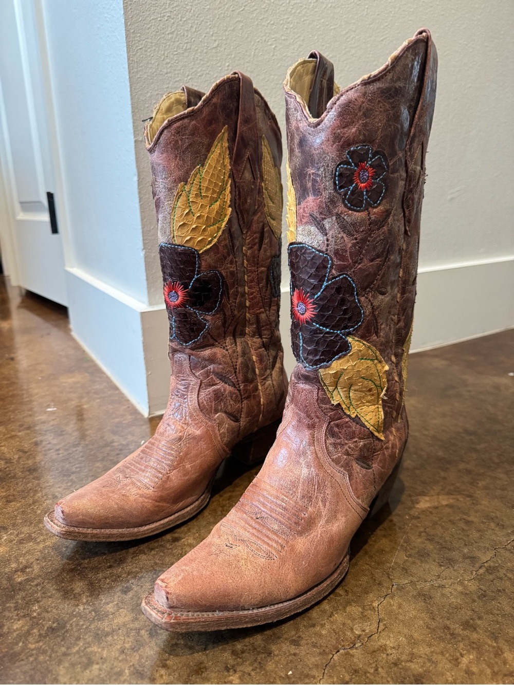 Women’s Corral Leather Floral Embroidered Western Heeled Boots